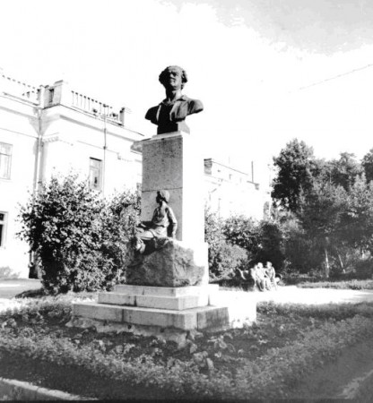 памятник  М.В.  Ломоносову перед  вокзалом в г. Ораниенбауме - 1955 г.